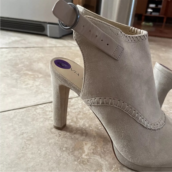 New 8.5 Via Spiga Peep Toe Heels - Picture 6 of 8